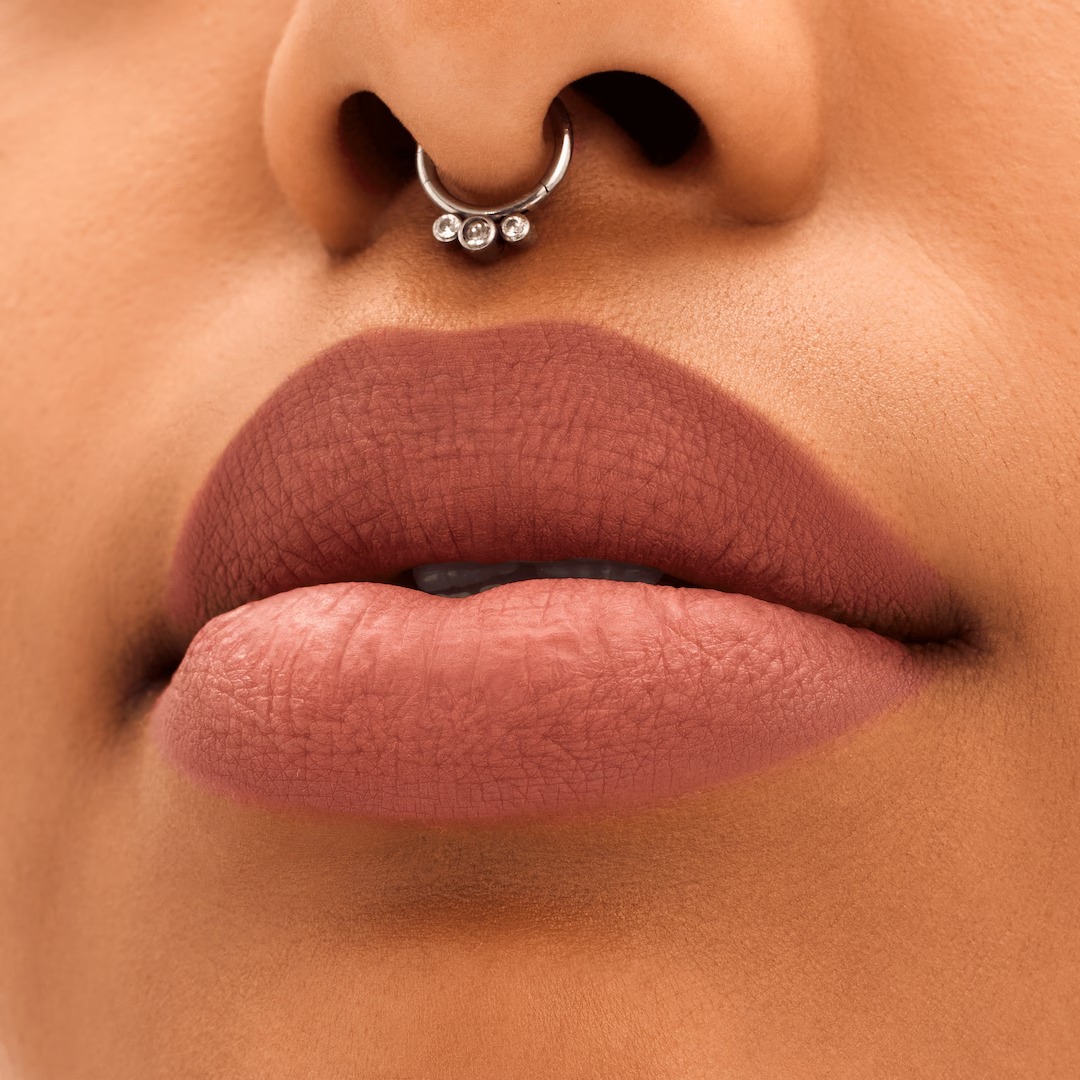 LABIAL M·A·C Locked Kiss 24hr Lipstick : Tono MISChief Pinky Nude - Imagen 3
