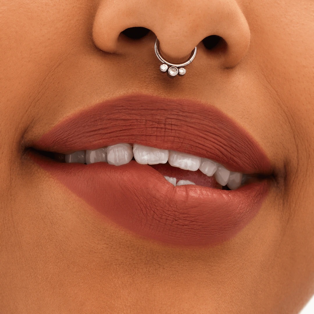 Labial M·A·C Locked Kiss 24hr Lipstick : Tono Meticulous - Imagen 2